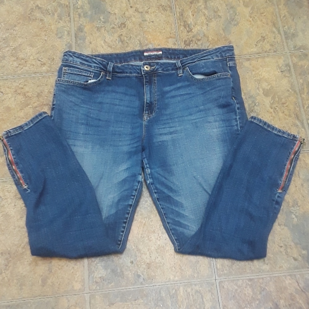 EUC TOMMY HILFIGER PREWASHED DESTREST JEANS